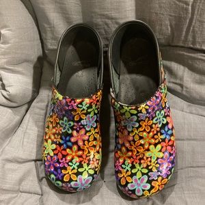 Dansko nursing clogs multi colored excellent condition. Very minimal wear.